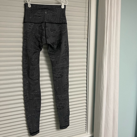 Lululemon black and white geometric pattern wonder under leggings. Size 4 - Picture 13 of 13